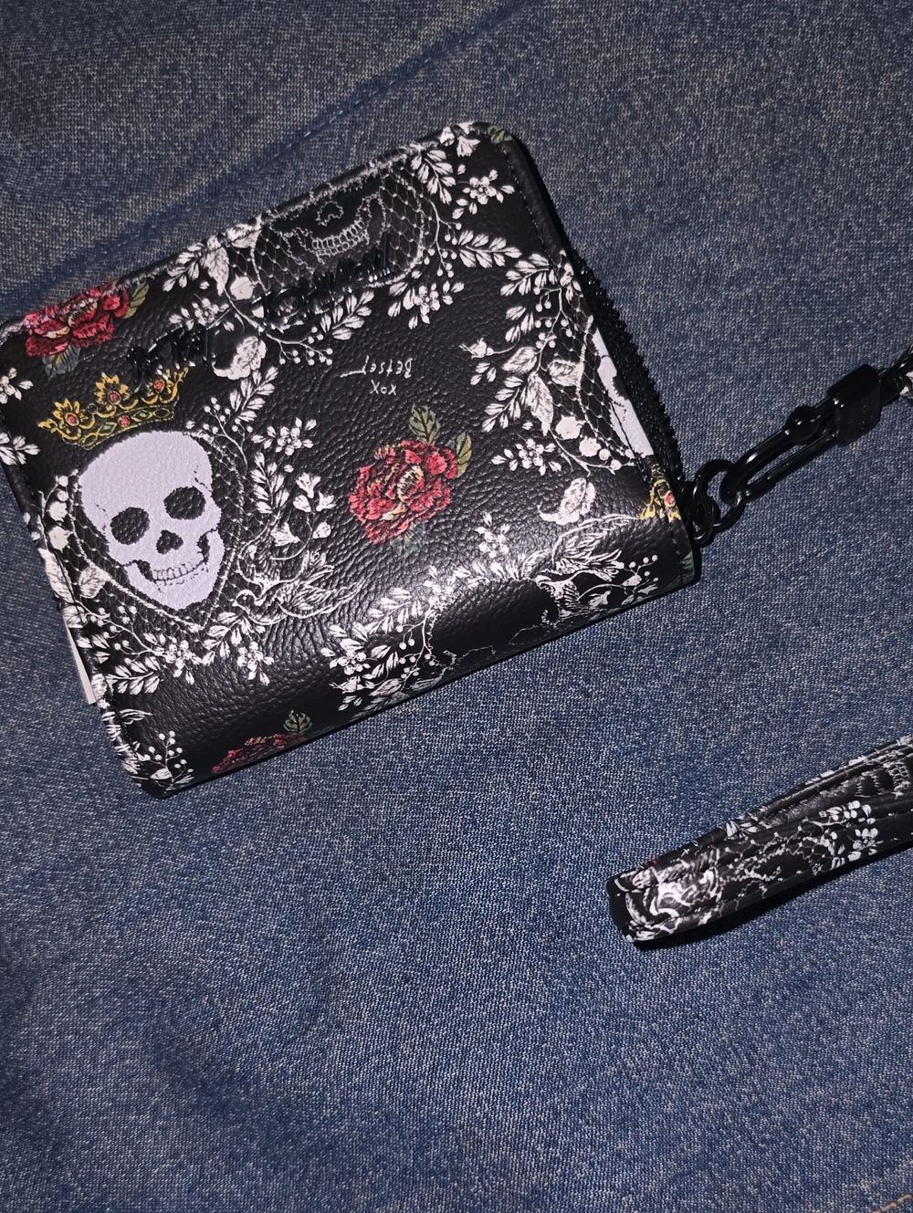 NWOT Betsey Johnson Skull & Rose Wristlet Wallet - Black Floral Print